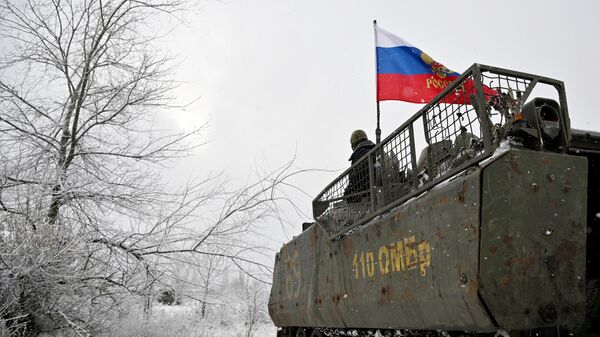 Ruski vojnici na osvojenom američkom oklopnom transporteru M113 u zoni specijalne vojne operacije - Sputnik Srbija