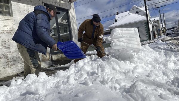 Људи чисте снег након снажне снежне олује у Хазелтону у Пенсилванији - Sputnik Србија