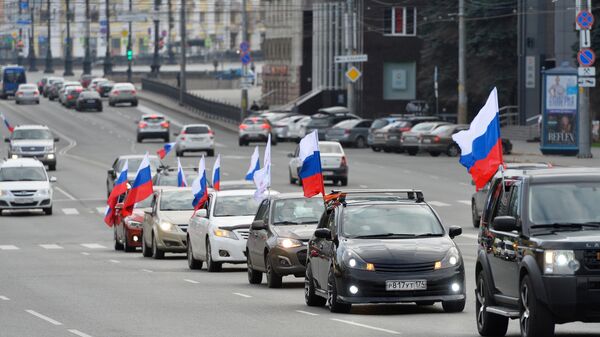 Ауто колона са руским заставама - Sputnik Србија