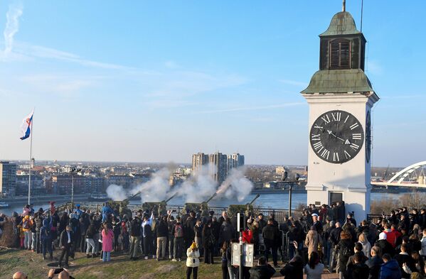 Обележавање Дана државности почело је јуче када је са Калемегданске, Петроварадинске и Нишке тврђаве испаљена почасна артиљеријска паљба Гарде Војске Србије, уз дефиле бродова у Београду и Новом Саду. - Sputnik Србија