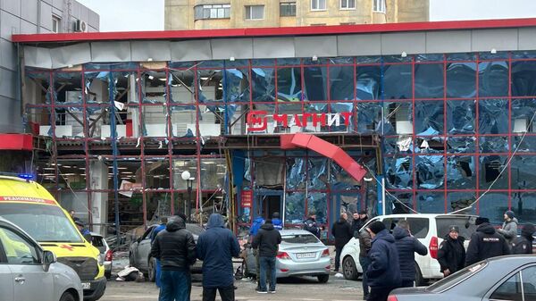 Поврежденный ТЦ в результате ракетного удара по Белгороду - Sputnik Србија