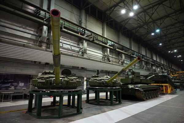 Тенк Т-90 &quot;прорив&quot;, произведен у војној фабрици &quot;Уралвагонзавод&quot; је најбољи тенк на свету, оценио је руски председник. - Sputnik Србија