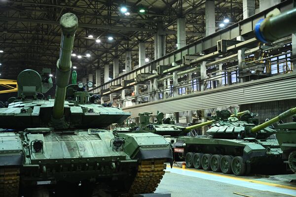 Тенк Т-90М „прорив“ наоружан је топом глатке цеви од 125 милиметара са аутоматским пуњачем и митраљезом од 12,7 милиметара којим се управља даљинским путем. - Sputnik Србија