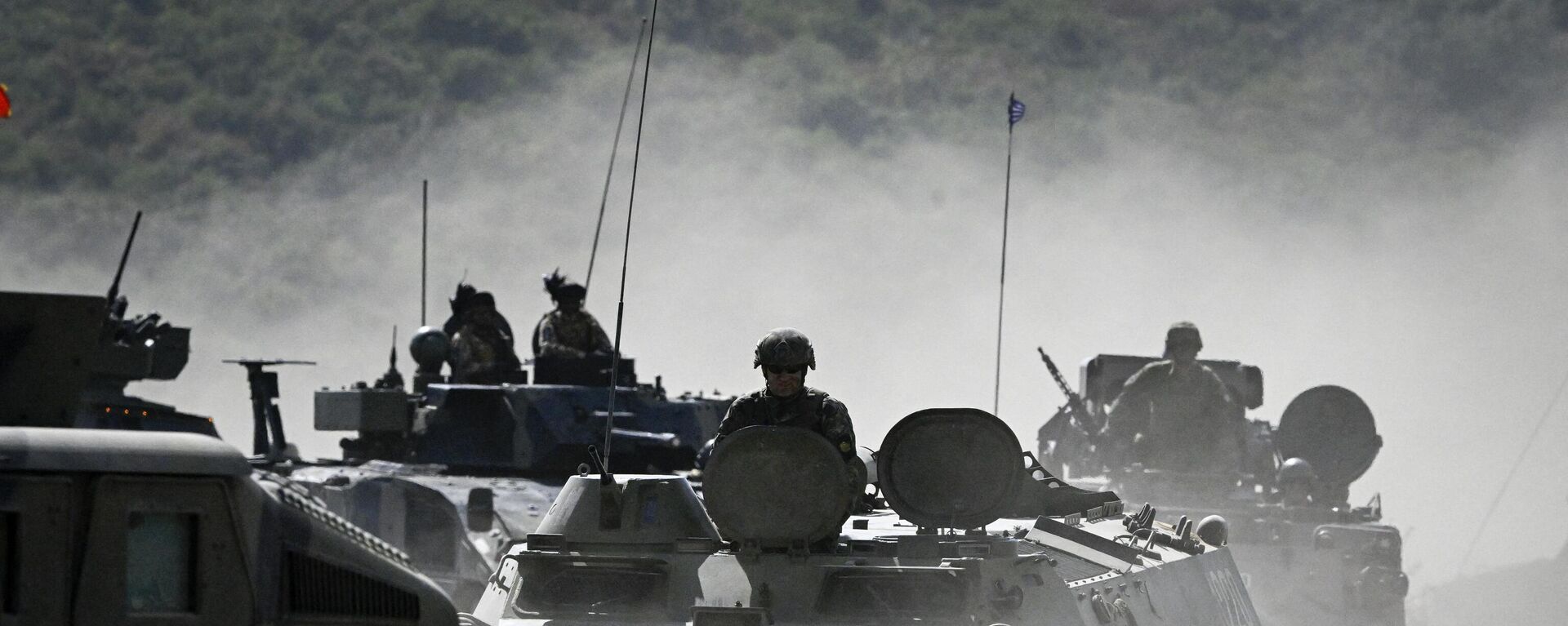 Servicemen drive armoured vehicles as they take part in the NATO Noble Blueprint 23 joint military exercise at the Novo Selo military ground, northwestern Bulgaria, on September 26, 2023.  - Sputnik Srbija, 1920, 19.02.2024