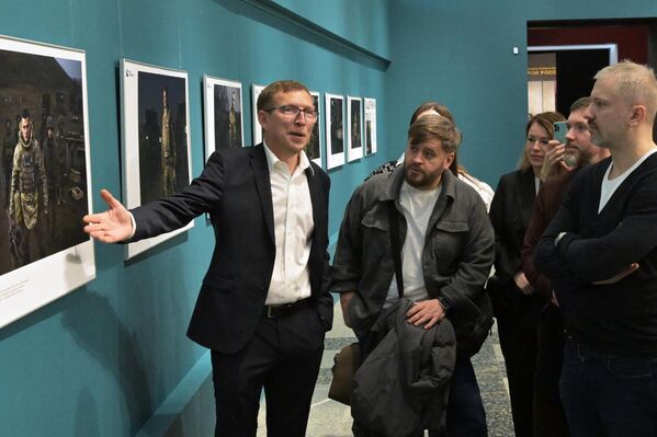 Specijalni foto-reporter Međunarodne medijske grupe „Rusija sevodnja“ Aleksej Majšev (levo) na ceremoniji otvaranja izložbe foto-projekta „Branioci“ u Muzeju pobede u Moskvi. - Sputnik Srbija