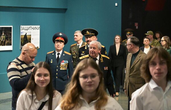 Posetioci na otvaranju foto-projekta „Branioci“ u Muzeju pobede u Moskvi. - Sputnik Srbija