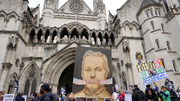 Demonstrani ispred suda u Londonu uoči sudske rasprave o izručenju Džulijana Asanža - Sputnik Srbija