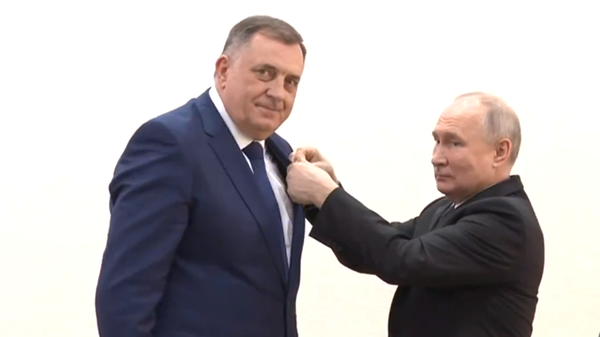 Predsednik Ruske Federacije Vladimir Putin uručio je Orden Aleksandra Nevskog predsedniku Republike Srpske Miloradu Dodiku - Sputnik Srbija