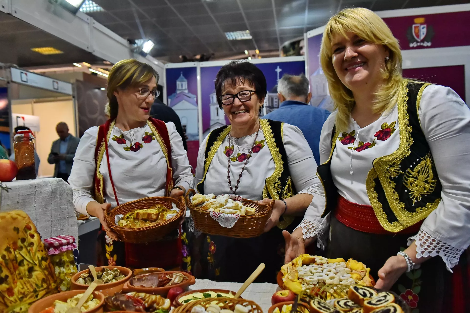 Nasmejane i raspoložene žene iz udruženja Zlatne ruke iz Ljiga sa svojim specijalitetima Nasmejane i raspoložene žene iz udruženja Zlatne ruke iz Ljiga sa svojim specijalitetima - Sputnik Srbija, 1920, 23.02.2024