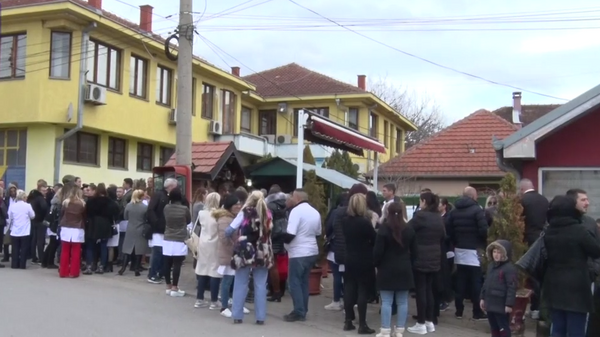 Protest zdravstvenih radnika ispred Pošte u Gračanici - Sputnik Srbija