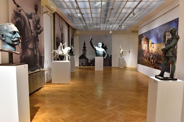 Modeli spomenika vladara iz dinastije Karađorđević predstavljeni su u prvom delu velike sale Galerije Doma Vojske Srbije  - Sputnik Srbija