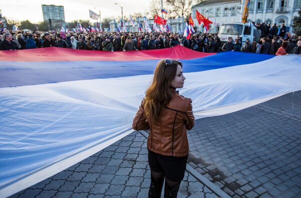 Učesnici mitinga podrške Rusiji na glavnom trgu u Jevpatoriji. - Sputnik Srbija