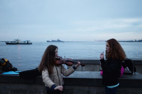 Devojčica svira violinu na obali Sevastopolja. - Sputnik Srbija