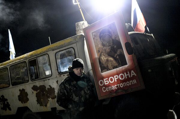 Kozački dobrovoljac na kontrolnom punktu između Simferopolja i Sevastopolja, gde je stigao konvoj sa humanitarnom pomoći ruskih bajkera ​​za stanovnike Krima. - Sputnik Srbija
