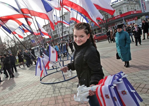 Zastave na trgu tokom referenduma o statusu Krima u Simferopolju. - Sputnik Srbija