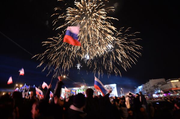 Stanovnici Simferopolja posmatraju svečani vatromet na Lenjinovom trgu u centru grada nakon objavljivanja preliminarnih rezultata referenduma o statusu Krima. - Sputnik Srbija