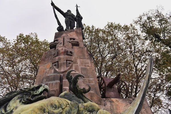 Људи знају за монументални споменик, али не и за крипту испод њега - Sputnik Србија