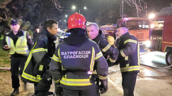 Vatrogasci ispred zgrad u Čačku koju je zahvatio požar - Sputnik Srbija