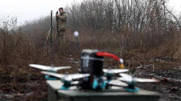 Оператер украјинског ФПВ дрона недалеко од линије фронта у Доњецку - Sputnik Србија