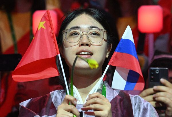 Učesnik iz Kine na ceremoniji zatvaranja Svetskog omladinskog festivala. - Sputnik Srbija