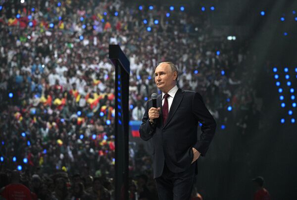 Predsednik Rusije Vladimir Putin održao je govor na ceremoniji zatvaranja Svetskog omladinskog festivala. - Sputnik Srbija