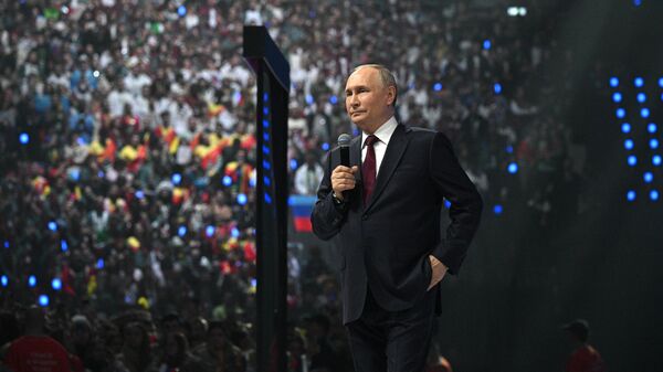 Президент РФ Владимир Путин выступает на церемонии закрытия Всемирного фестиваля молодежи - Sputnik Србија