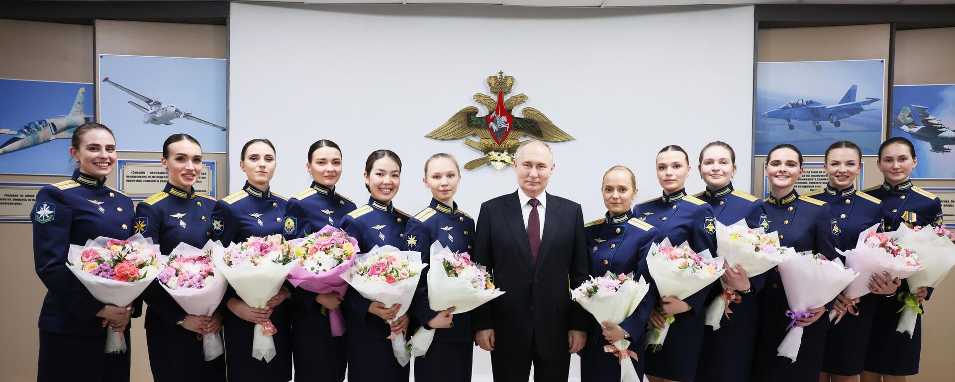 Predsednik Rusije Vladimir Putin sa kadetkinjama vojne škole u Krasnodaru - Sputnik Srbija, 1920, 08.03.2024