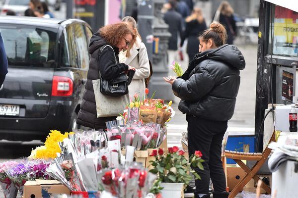 Цвеће код уличних продаваца подједнако купују и жене и мушкарци - Sputnik Србија