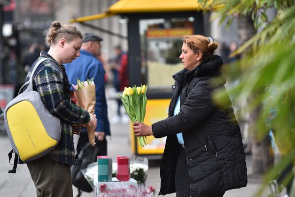 Продаја цвећа на улици за Дан жена - Sputnik Србија