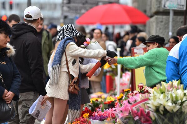 Продаја цвећа на улици поводом 8. марта - Sputnik Србија