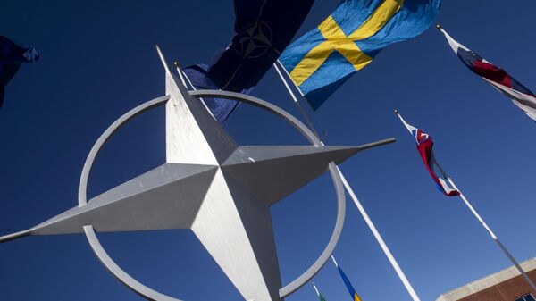Zastava Švedske ispred sedišta NATO-a u Norfolku - Sputnik Srbija