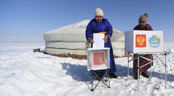 Žene učestvuju u prevremenom glasanju na privremenom staništu nomada Čazir Ajdaš, 10 kilometara od rusko-mongolske granice u Tes-Hemskom rejonu Republike Tiva. - Sputnik Srbija