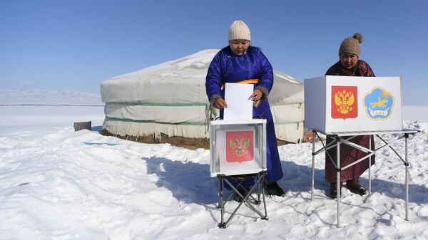 Женщины принимают участие в досрочном голосовании на чабанской стоянке Чазыр Айдаш в 10 километрах от российско-монгольской границы в Тыве  - Sputnik Србија