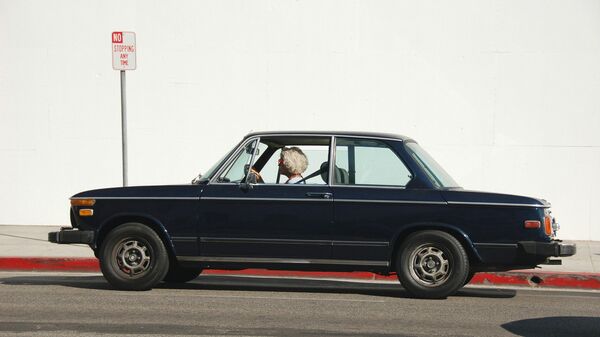Старија жена управља аутомобилом - Sputnik Србија