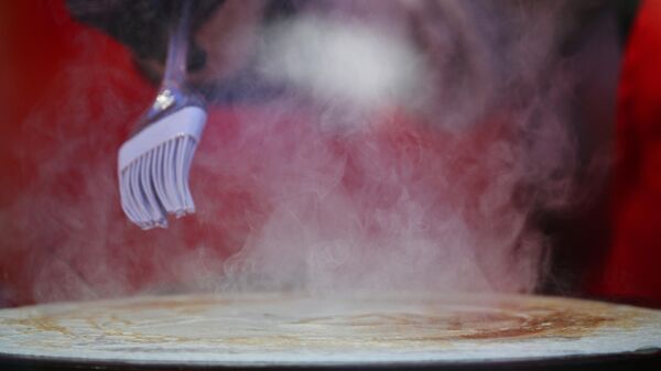 Prigotovlenie blinov na festivale Moskovskaя Maslenica v Moskve - Sputnik Srbija