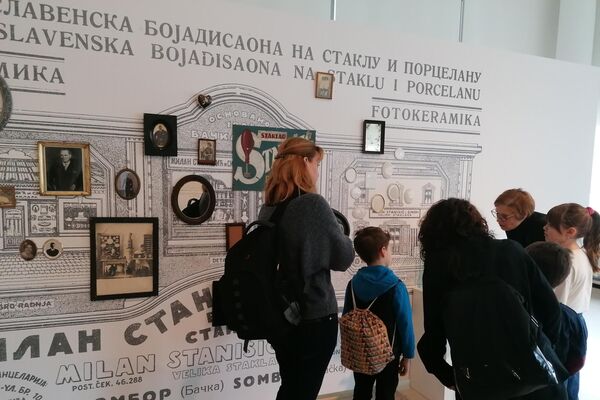 Најмлађи посетиоци Музеја Југославије заинтересовани за витраж - Sputnik Србија