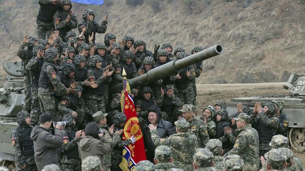 Severnokorejski lider Kim Džong Un upravljao je novim tenkom - Sputnik Srbija