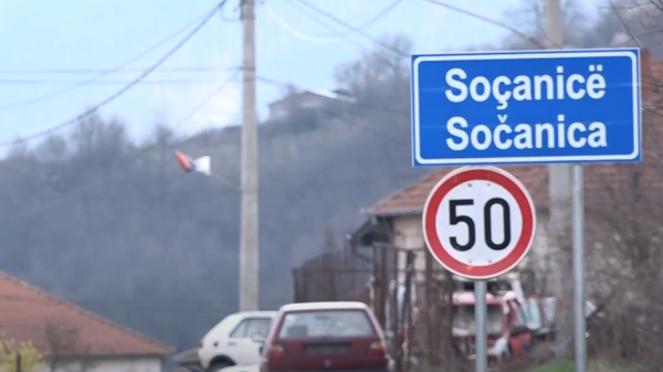 Uz asistenciju takozvane kosovske policije, radnici koje je angažovalo tzv ministarstvo infrastrukture u Prištini danas su počeli da uklanjaju table na ćirilici i da postavljaju nove - na albanskom i srpskom jeziku, ali na latinici. - Sputnik Srbija