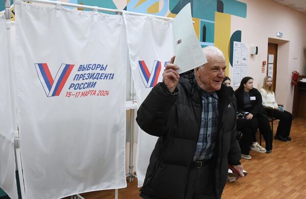 Мушкарац гласа на председничким изборима у Русији на бирачком месту број 4127 у Владивостоку. - Sputnik Србија