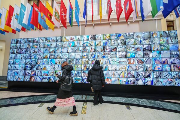 Zid u Informativnom centru CIK-a Ruske Federacije sa snimcima video-nadzora za praćenje glasanja na predsedničkim izborima. - Sputnik Srbija
