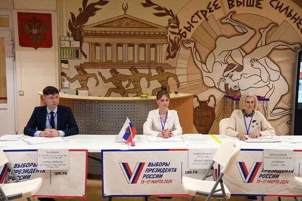 Чланови локалне изборне комисије на бирачком месту током руских председничких избора у граду Јужно-Сахалинску на далеком источном острву Сахалин - Sputnik Србија