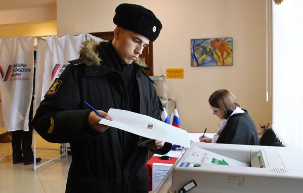 Vojnik Pacifičke flote glasa na predsedničkim izborima u Rusiji na biračkom mestu broj 502 u Vladivostoku. - Sputnik Srbija
