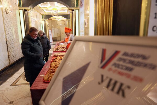 Žene kupuju pecivo na biračkom mestu tokom ruskih predsedničkih izbora u Jekaterinburgu na Uralu - Sputnik Srbija