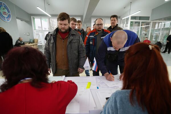 Људи се региструју пре гласања на бирачком месту број 733, посвећеном сећању на Хероја Русије Александра Боброва у Маријупољу. - Sputnik Србија