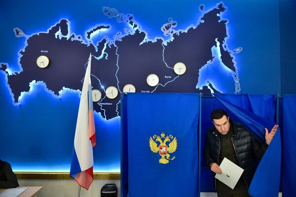 Muškarac glasa na predsedničkim izborima u sibirskom gradu Novosibirsku. - Sputnik Srbija