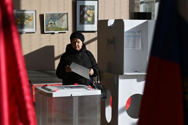 Žena glasa na biračkom mestu u Moskvi. - Sputnik Srbija