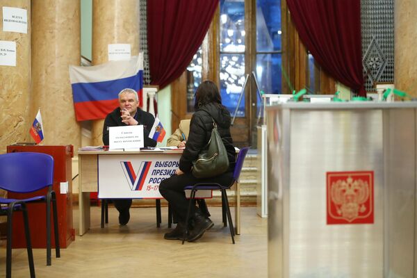Жена се региструје пре гласања на бирачком месту број 1022 у згради планетаријума у ​​Волгограду. - Sputnik Србија