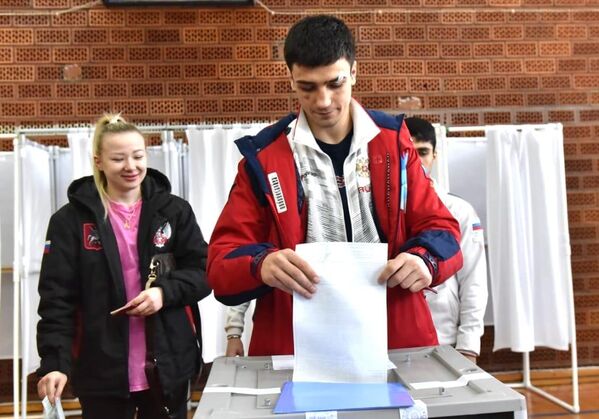 Više stotina ruskih državljana glasalo je na biračkom mestu u ruskoj školi u Beogradu, a među njima je bila i bokserska reprezentacija. - Sputnik Srbija