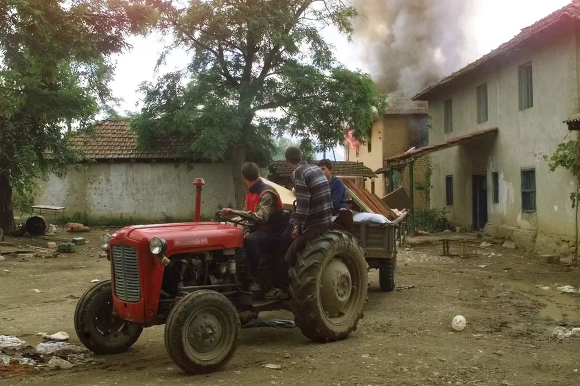 Албанци краду намештај из запаљене српске куће у селу Новаке, 1999. година Албанци краду намештај из запаљене српске куће у селу Новаке, 1999. година - Sputnik Србија, 1920, 17.03.2024