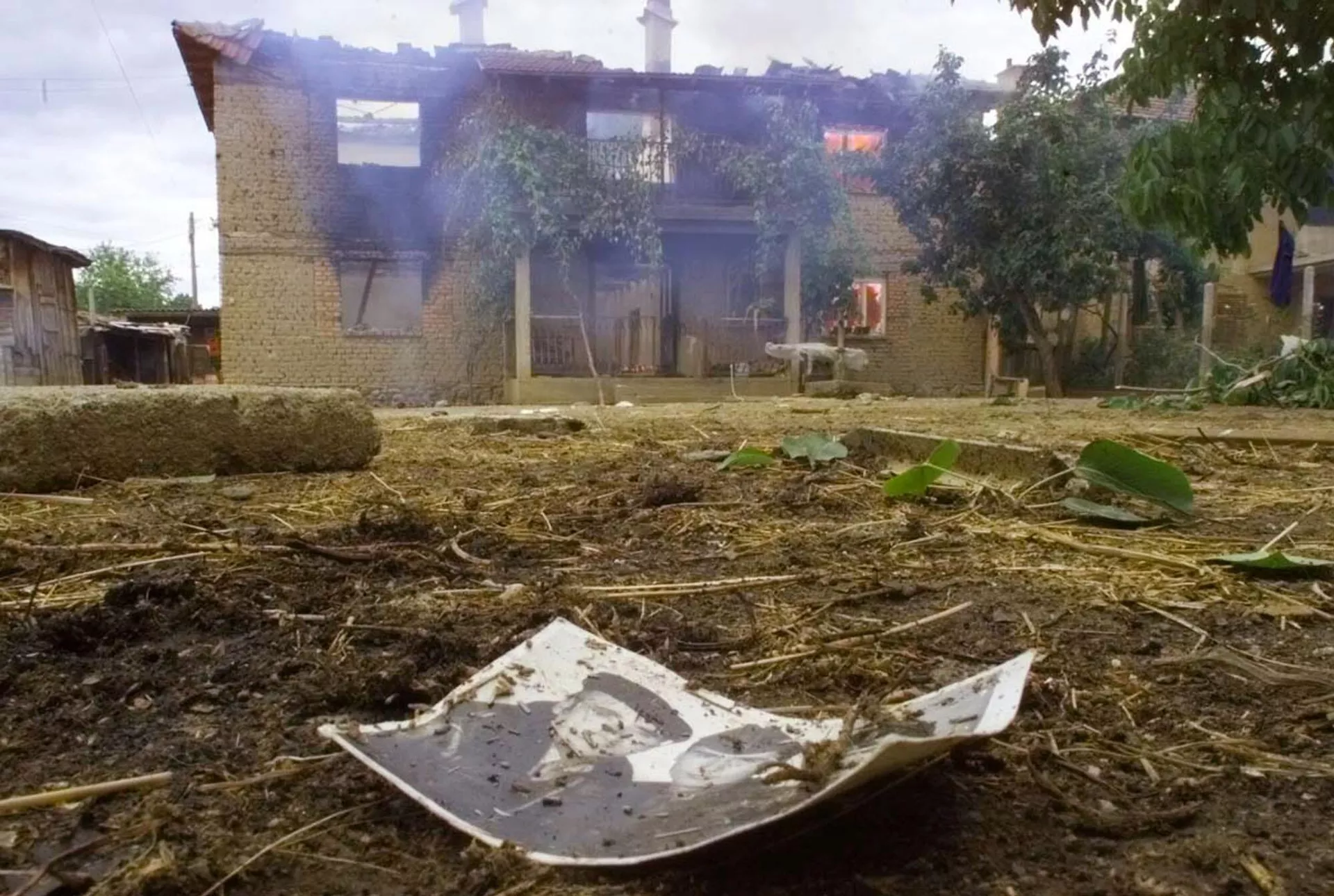 Фотографија Драгана Николића, Србина из села Новаке, испред његове запаљене куће, 1999. година Фотографија Драгана Николића, Србина из села Новаке, испред његове запаљене куће, 1999. година - Sputnik Србија, 1920, 17.03.2024